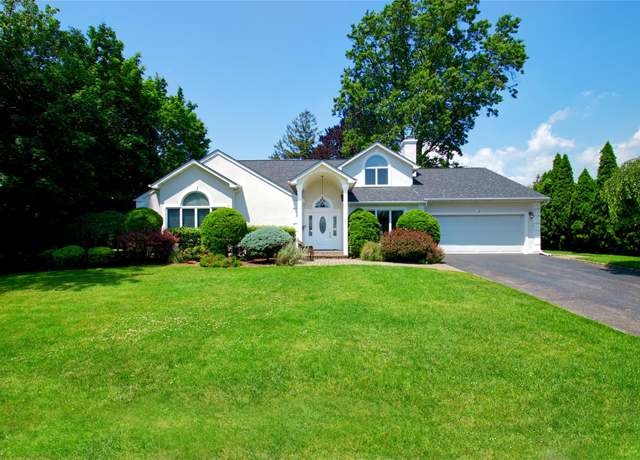 Property at 3 Candy Ln, East Hills, NY 11577, 4 beds, 3 baths