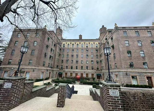 Property at 160 Middle Neck Rd Unit 5H, Great Neck, NY 11021, 2 beds, 2 baths