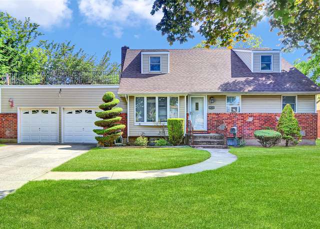 Property at 181 Maple Ave, East Meadow, NY 11554, 5 beds, 2 baths