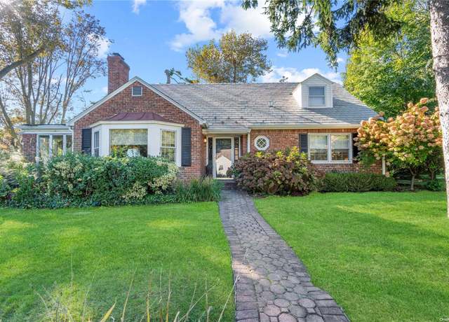 Property at 25 Glenwood Ln, East Hills, NY 11577, 4 beds, 2.5 baths