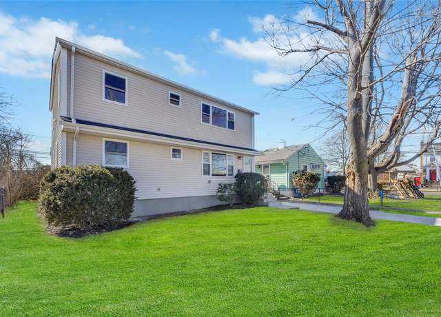 Property at 7 Howard Ave, Freeport, NY 11520, 5 beds, 2 baths