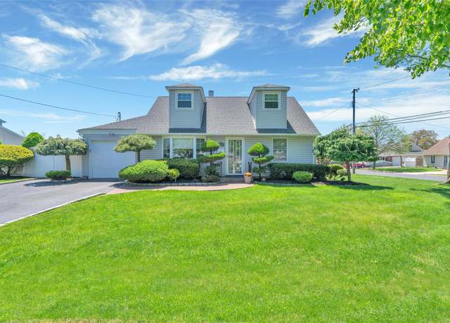 Property at 15 Argyle Pl, Massapequa, NY 11758, 4 beds, 2 baths