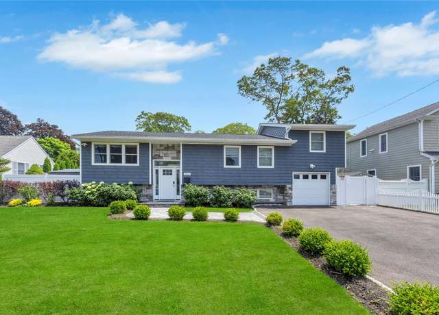 Property at 322 Oak Neck Rd, West Islip, NY 11795, 5 beds, 3.5 baths