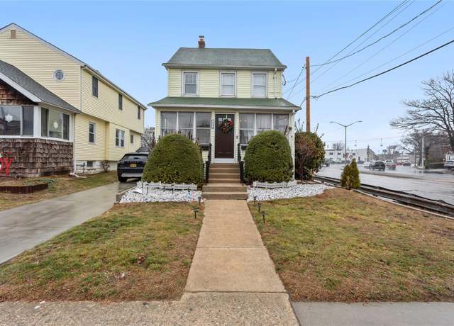 Property at 113 Lyon Pl, Lynbrook, NY 11563, 3 beds, 1.5 baths