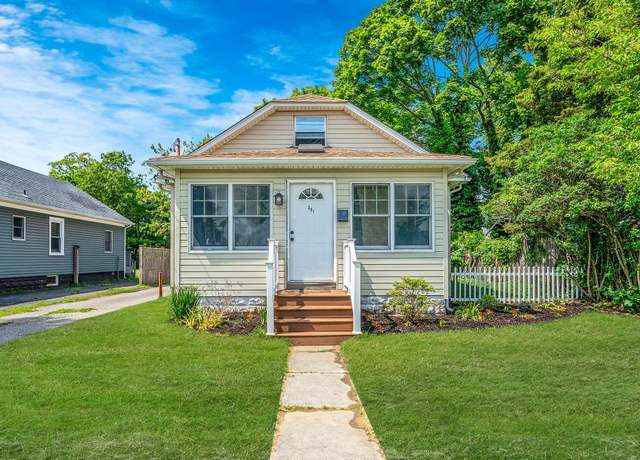 Property at 301 Oak St, Patchogue, NY 11772, 2 beds, 1 bath