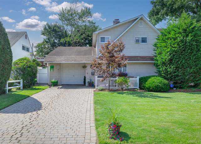 Property at 6 Downhill Ln, Wantagh, NY 11793, 5 beds, 2 baths