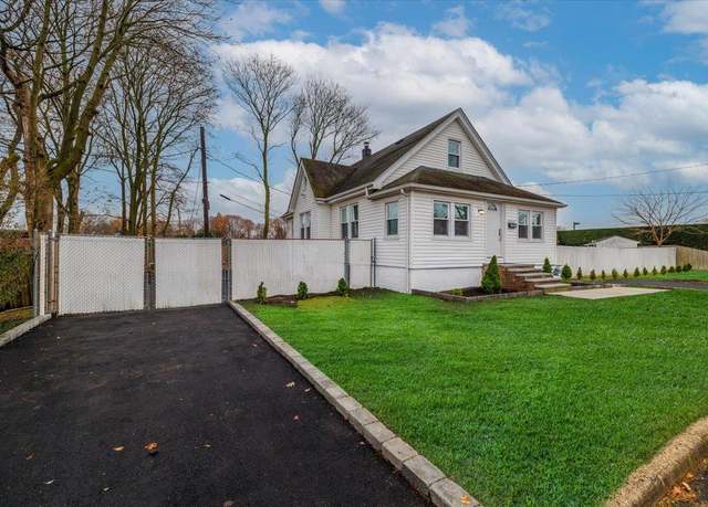 Property at 224 E Roslyn St E, Islip Terrace, NY 11752, 3 beds, 2 baths