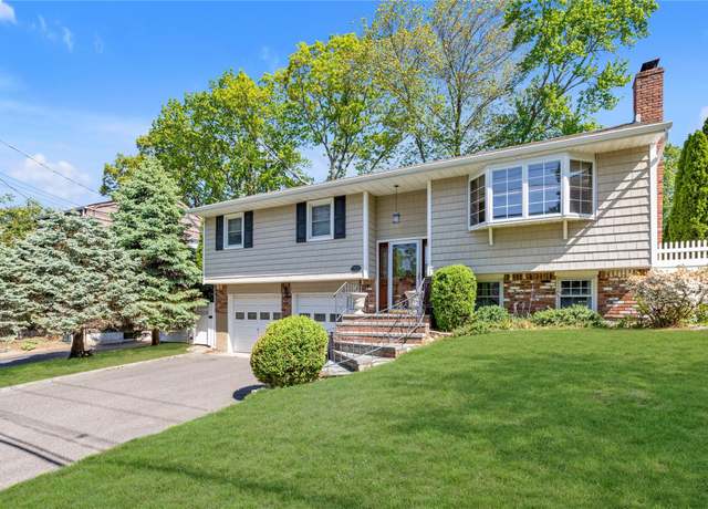 Property at 5 Godfrey Ave, Bayville, NY 11709, 3 beds, 2 baths