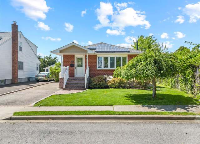 Property at 267 10th St, Bethpage, NY 11714, 4 beds, 2 baths