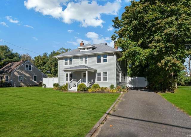 Property at 18955 Main Rd, Mattituck, NY 11952, 3 beds, 2.5 baths