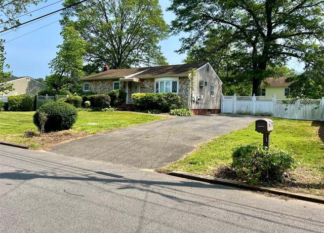 Property at 270 Fulton St, West Babylon, NY 11704, 3 beds, 1.5 baths