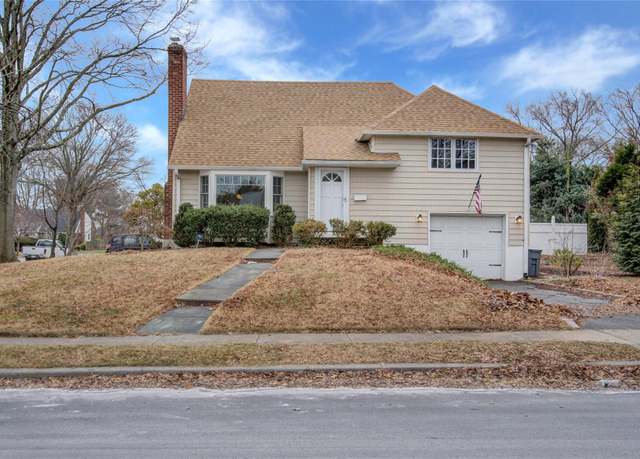 Property at 1 Roxbury Rd, Port Washington, NY 11050, 3 beds, 2.5 baths