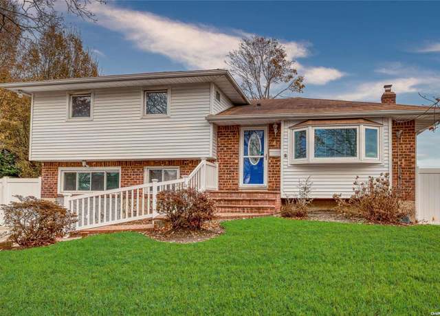 Property at 4 Kent Pl, Plainview, NY 11803, 4 beds, 2 baths