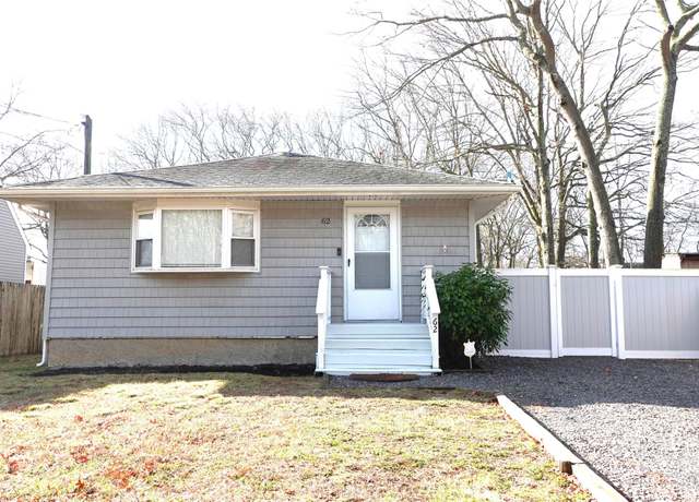 Property at 62 Eleanor Ave, Mastic, NY 11950, 3 beds, 1 bath