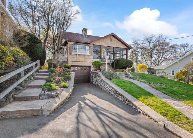 Property at 112 Bay Dr E, Huntington Bay, NY 11743, 3 beds, 1 bath