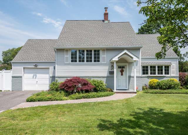 Property at 6 Plumtree Ln, South Huntington, NY 11746, 3 beds, 1 bath