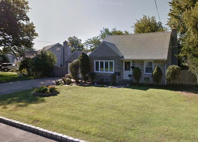 Property at 108 Foster Blvd, Babylon, NY 11702, 4 beds, 2 baths