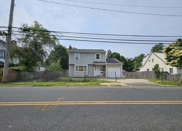 Property at 19 W 11 St, Huntington Station, NY 11746, 6 beds, 3 baths