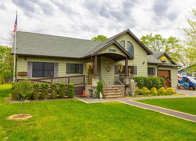 Property at 1345 Potter Blvd, Bay Shore, NY 11706, 2 beds, 2.5 baths