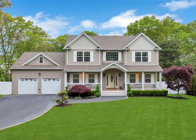 Property at 74 Buckley Rd, Patchogue, NY 11772, 4 beds, 2.5 baths