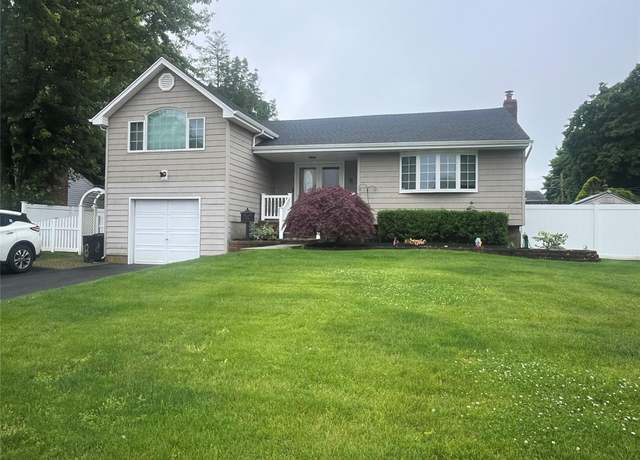 Property at 8 Primrose Ln, Kings Park, NY 11754, 3 beds, 2.5 baths