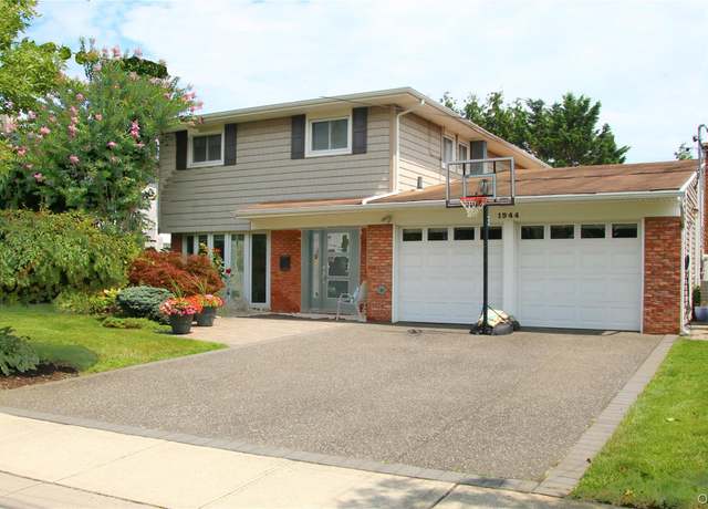 Property at 1944 Lowell Ln, Merrick, NY 11566, 4 beds, 2.5 baths