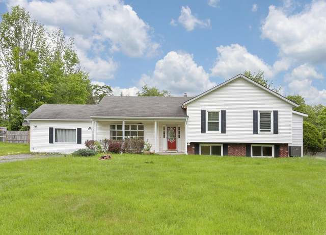 Property at 17 Harvard Sq, Woodridge, NY 12789, 7 beds, 2.5 baths