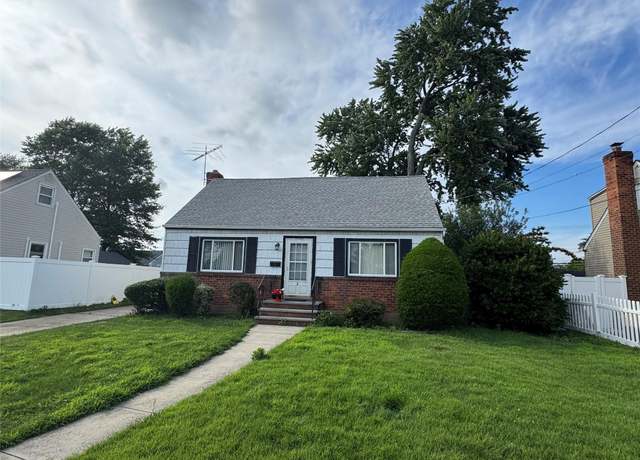 Property at 3 Rhodes Ln, Hicksville, NY 11801, 4 beds, 2 baths