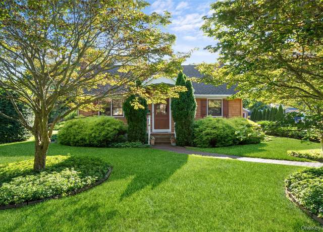 Property at 839 Pondview Rd, Riverhead, NY 11901, 4 beds, 3.5 baths