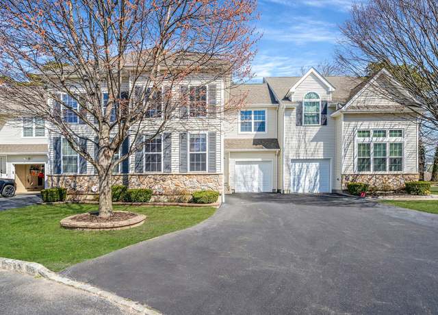 Property at 17 Grand Canyon Ct #17, Bohemia, NY 11716, 2 beds, 2.5 baths