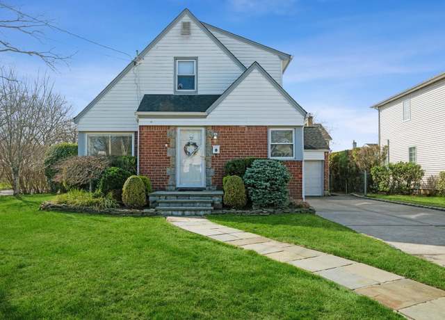 Property at 52 Baxter Ave, New Hyde Park, NY 11040, 4 beds, 2 baths