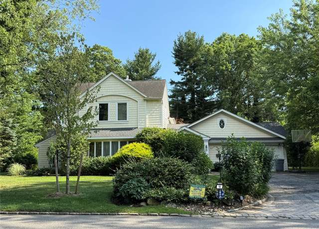 Property at 18 Locust Ln, Roslyn Heights, NY 11577, 5 beds, 3.5 baths