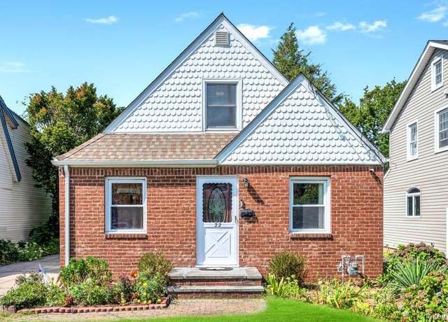Property at 22 Terrace Pl, Hicksville, NY 11801, 4 beds, 2 baths