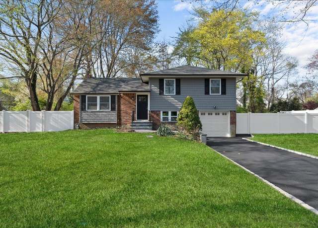 Property at 7 Rainbow Dr, Hauppauge, NY 11788, 4 beds, 1.5 baths