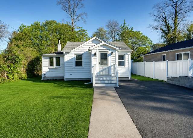 Property at 18 Cedar Rd E, Mastic Beach, NY 11951, 2 beds, 1 bath