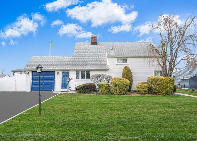 Property at 5 Acre Ln, Hicksville, NY 11801, 5 beds, 3 baths