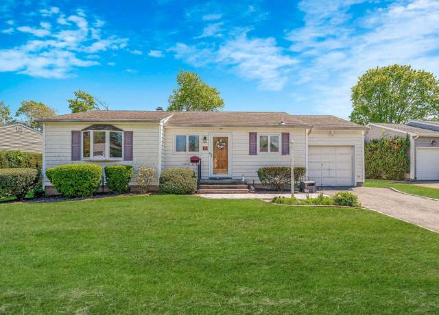 Property at 19 Cynthia Ln, Plainview, NY 11803, 3 beds, 1.5 baths