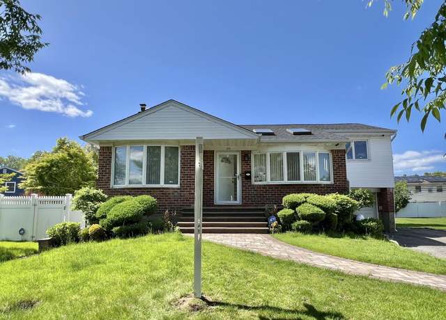 Property at 49 Bruce Ln, Jericho, NY 11590, 4 beds, 2.5 baths