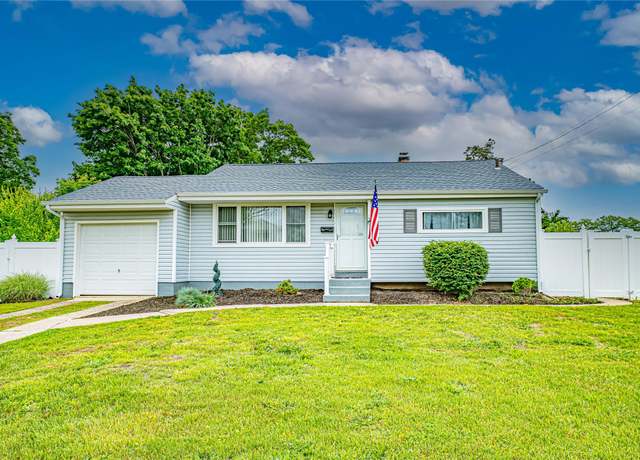 Property at 51 Franklin St, Brentwood, NY 11717, 3 beds, 1 bath