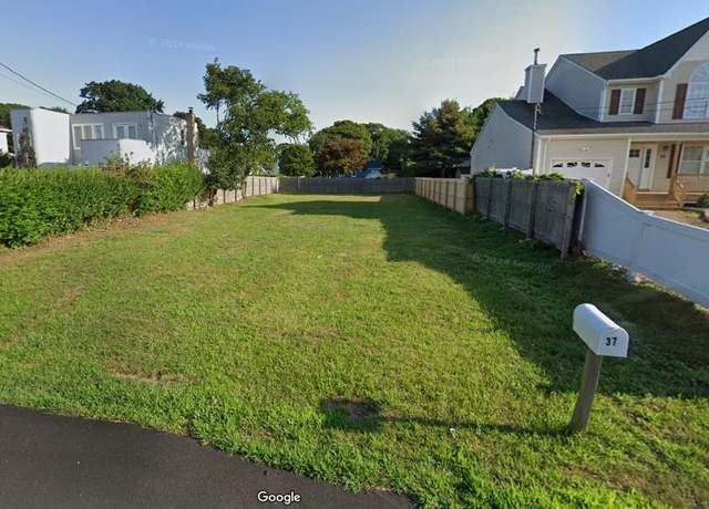 Property at 37 Seymour Dr, Shirley, NY 11967