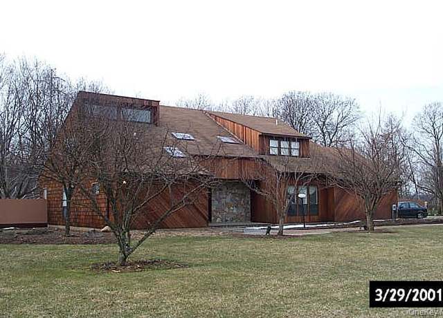 Property at 11 Harbor Ct E, Roslyn Harbor, NY 11576, 5 beds, 3.5 baths