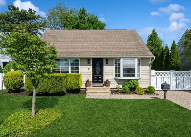 Property at 39 Briggs St, Hicksville, NY 11801, 3 beds, 2 baths