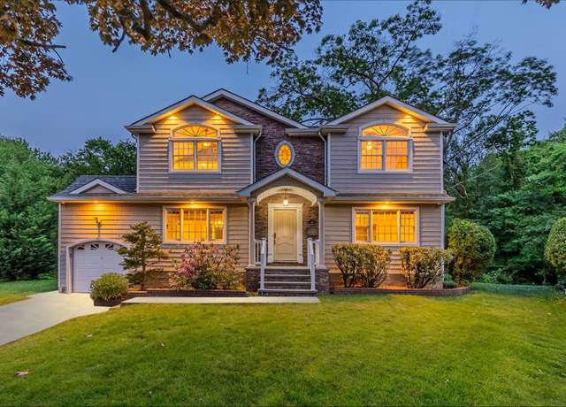 Property at 8 Trezza Ct, Bellmore, NY 11710, 3 beds, 3 baths