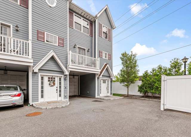 Property at 24 Hearthstone Ct #24, Farmingdale, NY 11735, 2 beds, 2.5 baths