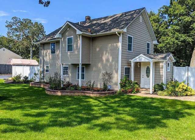 Property at 50 Webster Ave, Lake Ronkonkoma, NY 11779, 3 beds, 2.5 baths