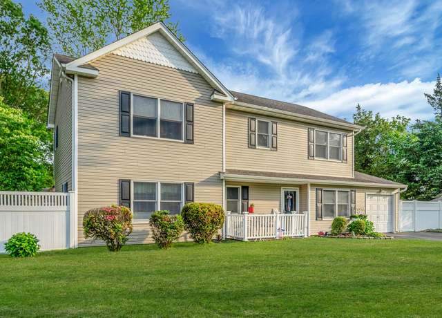 Property at 29 Kejaro Ct, Centereach, NY 11720, 6 beds, 3 baths