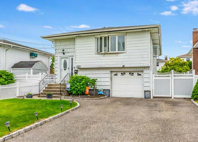 Property at 205 Verona Pkwy, Lindenhurst, NY 11757, 3 beds, 2 baths