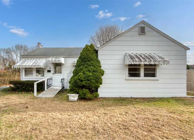 Property at 60 Miller Ln E, East Hampton, NY 11937, 2 beds, 1 bath