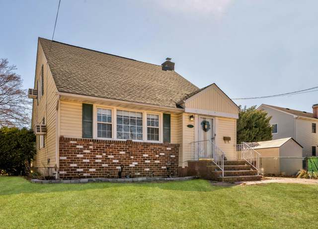 Property at 239 Locust St, Floral Park, NY 11001, 3 beds, 2 baths