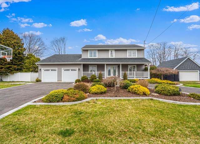 Property at 949 Union St, Bohemia, NY 11716, 4 beds, 2.5 baths